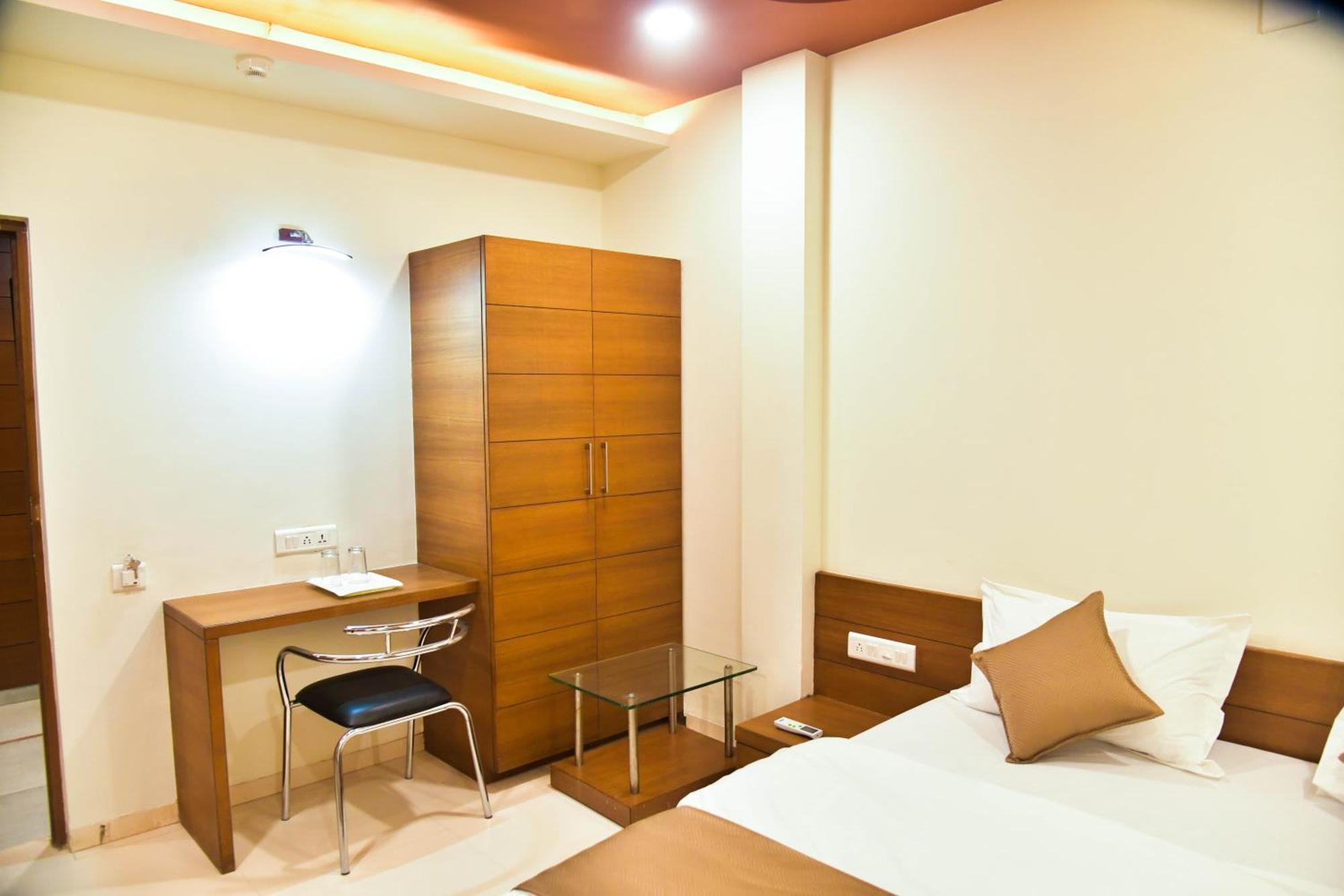 Hotel Ashooka Inn Gandhinagar Exteriör bild