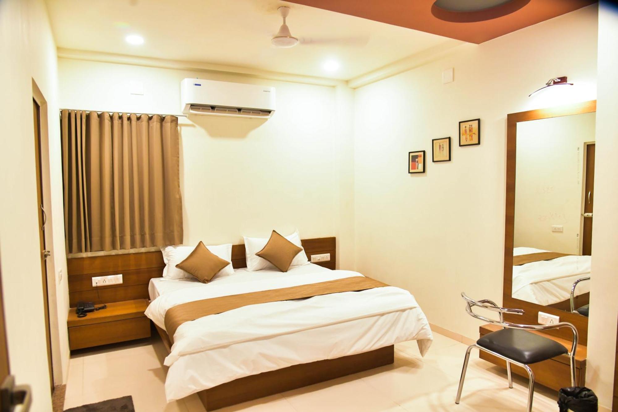 Hotel Ashooka Inn Gandhinagar Exteriör bild
