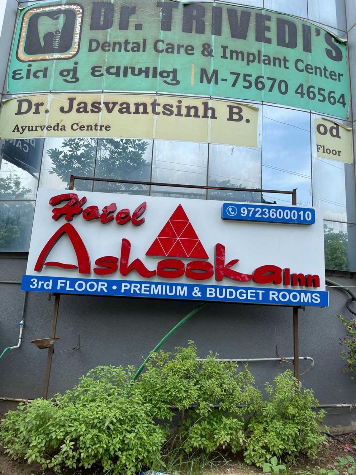 Hotel Ashooka Inn Gandhinagar Exteriör bild